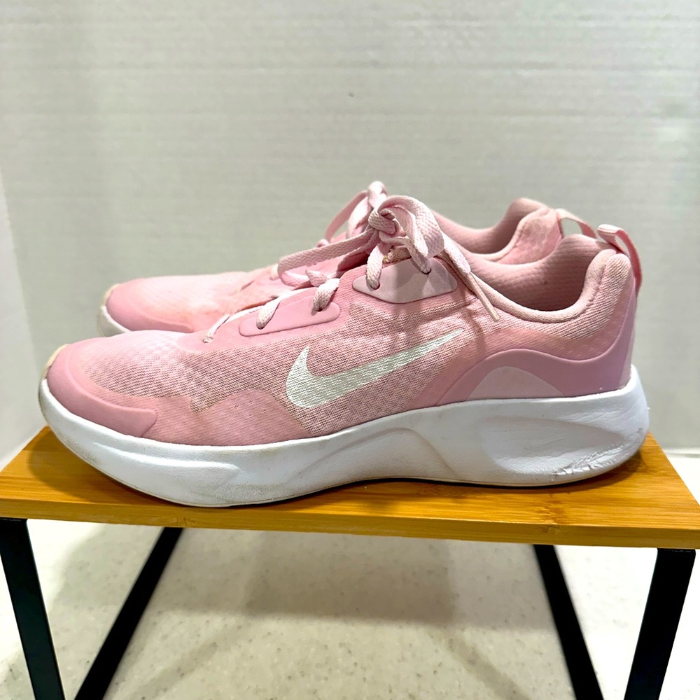 Nike Wearallday Pink & White shoes
CJ3816-601 Size 6Y (7.5 in Women’s)
